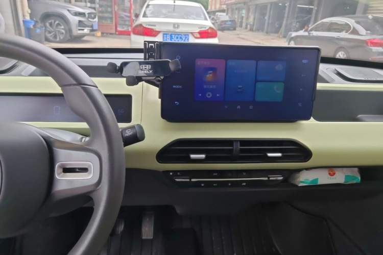 Used Geely Galaxy Panda 2023 Panda Mini 200km Endurance Bear Audio And AC Panel