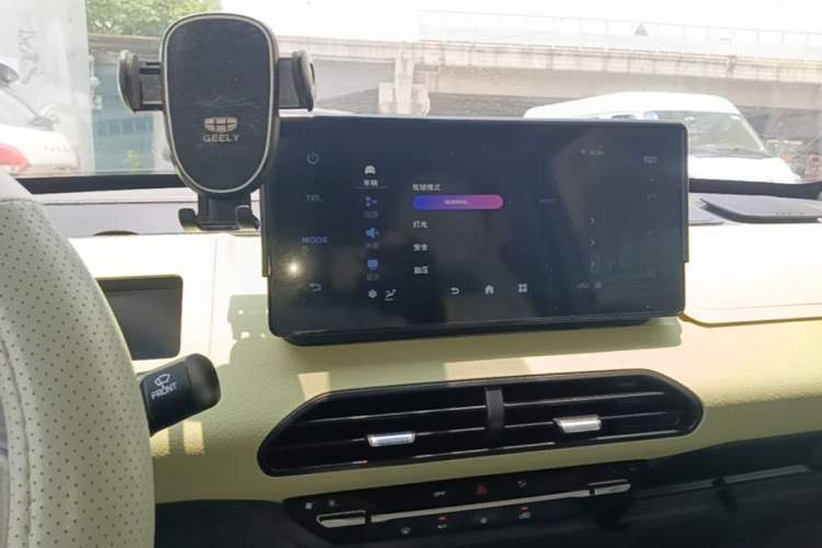 Used Geely Galaxy Panda 2023 Panda Mini 200km Endurance Bear Audio And AC Panel
