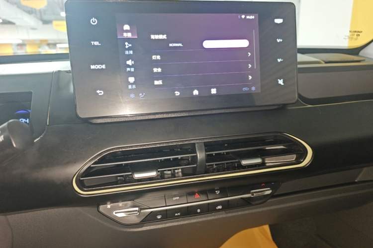 Used Geely Galaxy Panda 2023 Panda Mini 200km Endurance Bear Audio And AC Panel