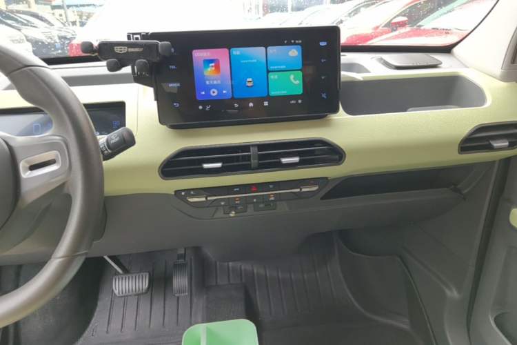 Used Geely Galaxy Panda 2023 Panda Mini 200km Endurance Bear Audio And AC Panel