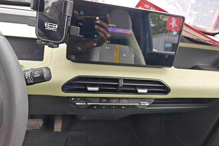 Used Geely Galaxy Panda 2023 Panda Mini 200km Endurance Bear Audio And AC Panel