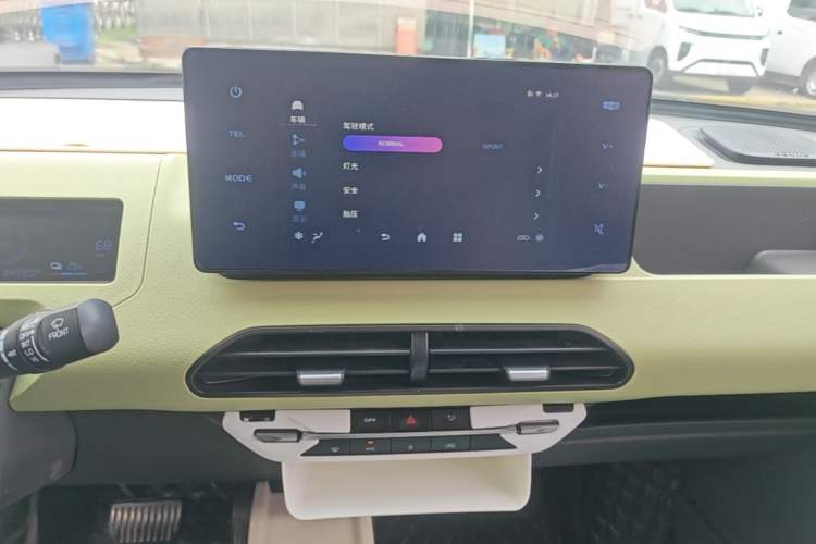 Used Geely Galaxy Panda 2023 Panda Mini 200km Endurance Bear Audio And AC Panel