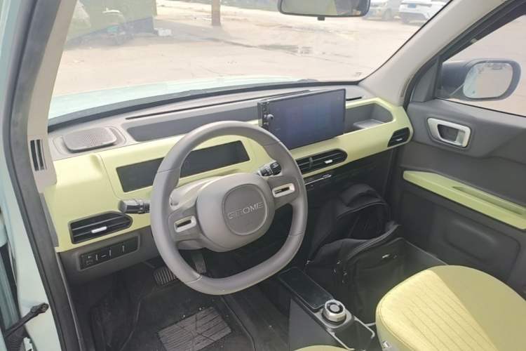 Used Geely Galaxy Panda 2023 Panda Mini 200km Endurance Bear Center Console