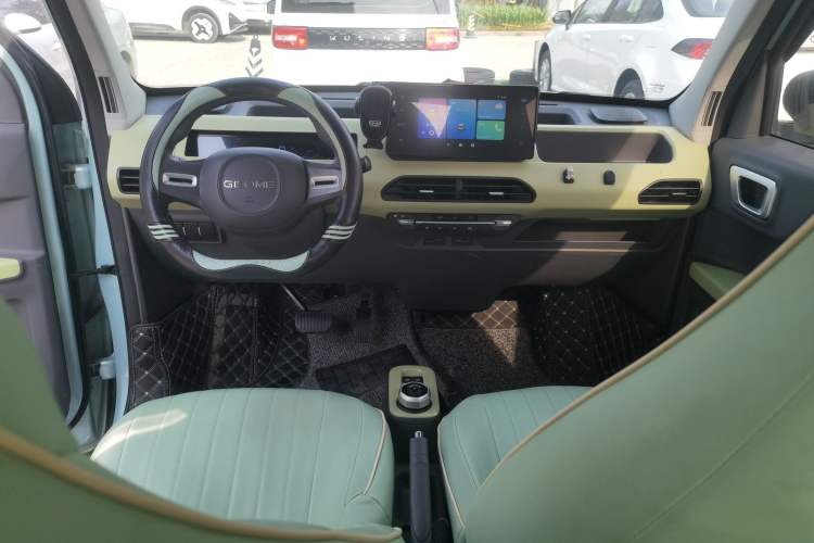 Used Geely Galaxy Panda 2023 Panda Mini 200km Endurance Bear Center Console