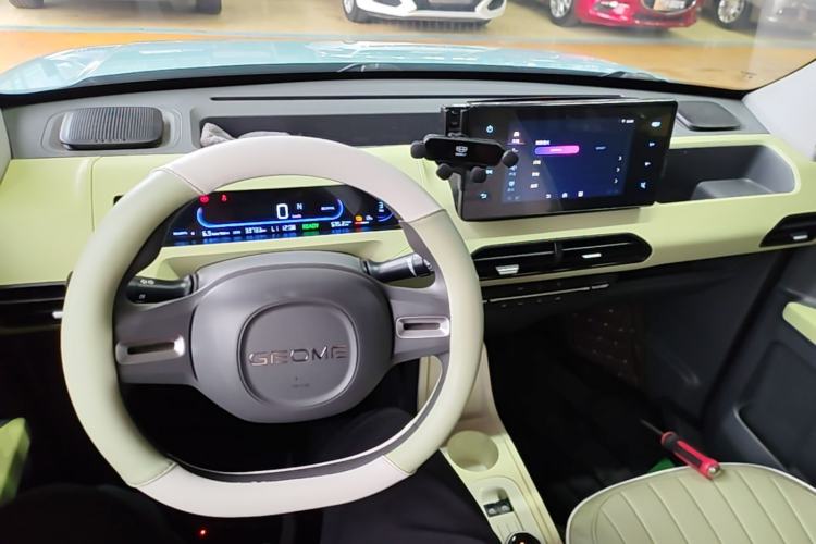 Used Geely Galaxy Panda 2023 Panda Mini 200km Endurance Bear Center Console