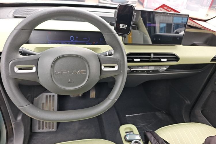 Used Geely Galaxy Panda 2023 Panda Mini 200km Endurance Bear Center Console