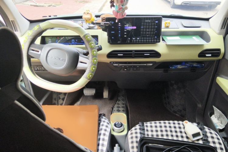 Used Geely Galaxy Panda 2023 Panda Mini 200km Endurance Bear Center Console