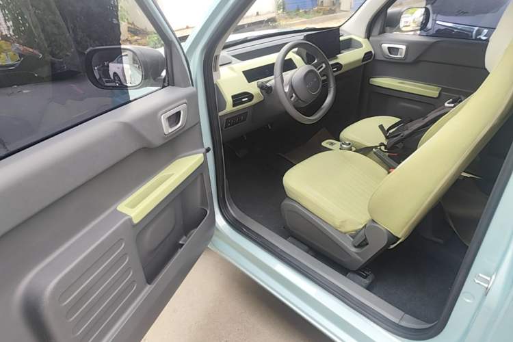 Used Geely Galaxy Panda 2023 Panda Mini 200km Endurance Bear Driver Seat