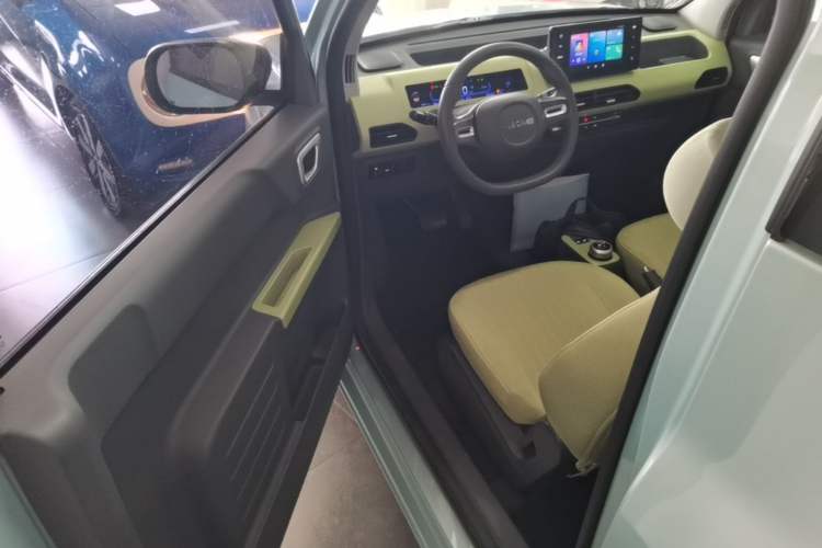 Used Geely Galaxy Panda 2023 Panda Mini 200km Endurance Bear Driver Seat