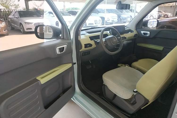 Used Geely Galaxy Panda 2023 Panda Mini 200km Endurance Bear Driver Seat