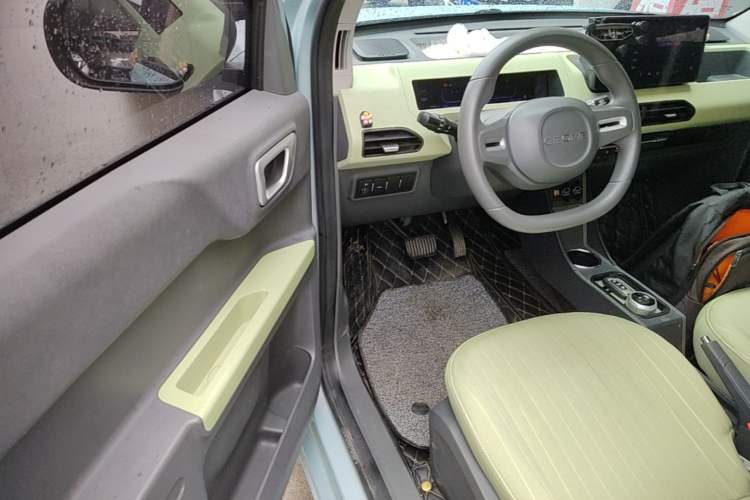 Used Geely Galaxy Panda 2023 Panda Mini 200km Endurance Bear Driver Seat