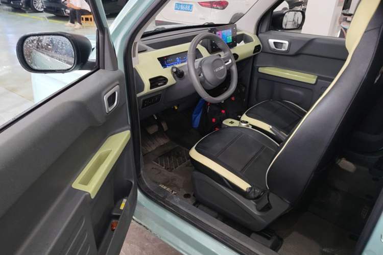 Used Geely Galaxy Panda 2023 Panda Mini 200km Endurance Bear Driver Seat