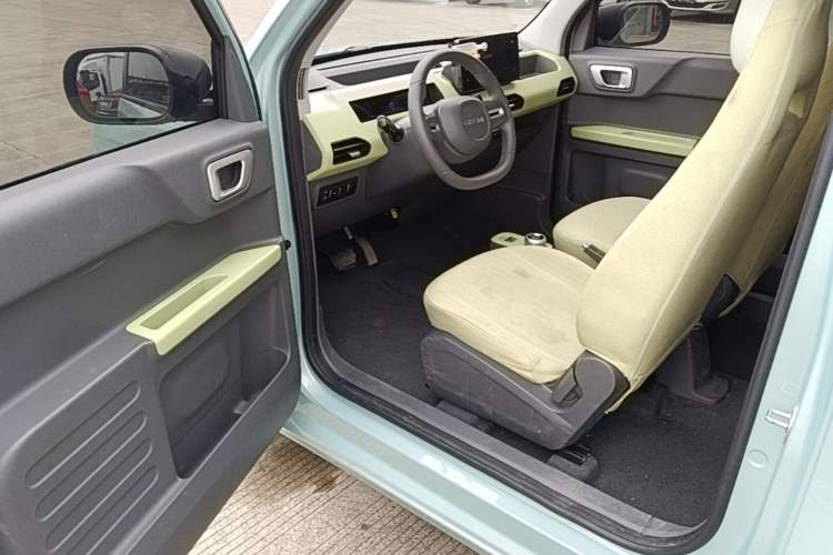 Used Geely Galaxy Panda 2023 Panda Mini 200km Endurance Bear Driver Seat