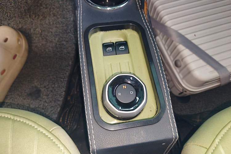 Used Geely Galaxy Panda 2023 Panda Mini 200km Endurance Bear Gear Lever