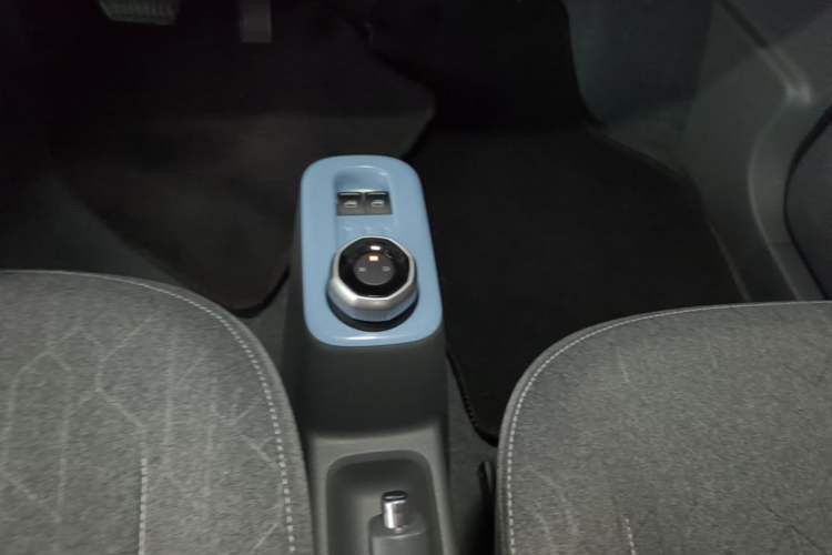 Used Geely Galaxy Panda 2023 Panda Mini 200km Endurance Bear Gear Lever