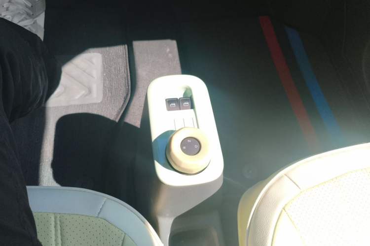 Used Geely Galaxy Panda 2023 Panda Mini 200km Endurance Bear Gear Lever