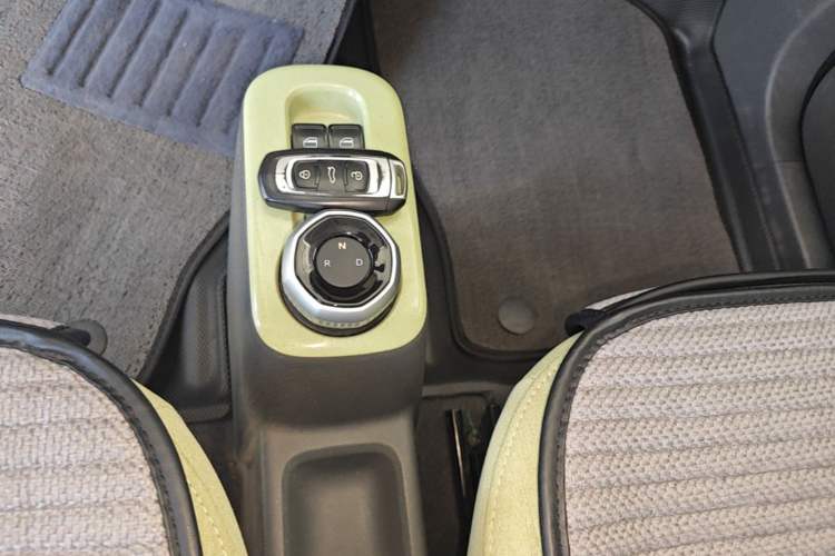 Used Geely Galaxy Panda 2023 Panda Mini 200km Endurance Bear Gear Lever