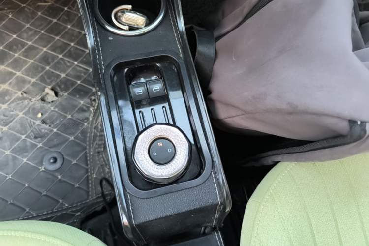 Used Geely Galaxy Panda 2023 Panda Mini 200km Endurance Bear Gear Lever