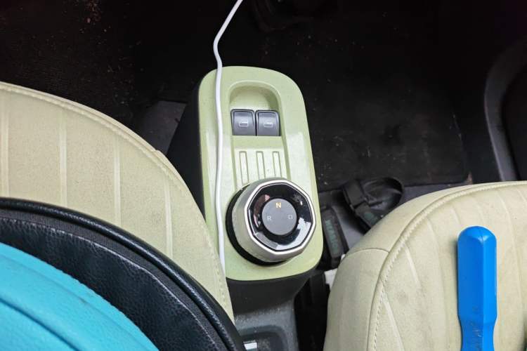 Used Geely Galaxy Panda 2023 Panda Mini 200km Endurance Bear Gear Lever