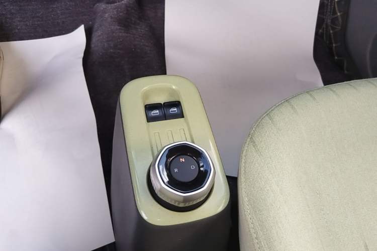 Used Geely Galaxy Panda 2023 Panda Mini 200km Endurance Bear Gear Lever
