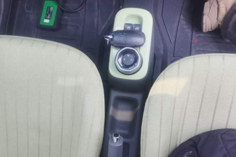 Used Geely Galaxy Panda 2023 Panda Mini 200km Endurance Bear Gear Lever