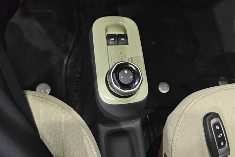 Used Geely Galaxy Panda 2023 Panda Mini 200km Endurance Bear Gear Lever