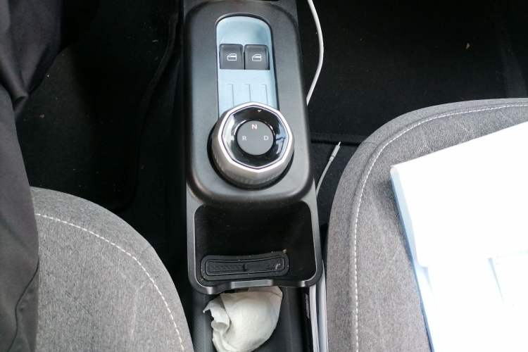 Used Geely Galaxy Panda 2023 Panda Mini 200km Endurance Bear Gear Lever