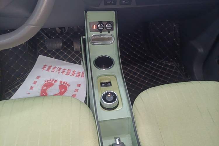 Used Geely Galaxy Panda 2023 Panda Mini 200km Endurance Bear Gear Lever