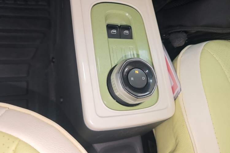 Used Geely Galaxy Panda 2023 Panda Mini 200km Endurance Bear Gear Lever