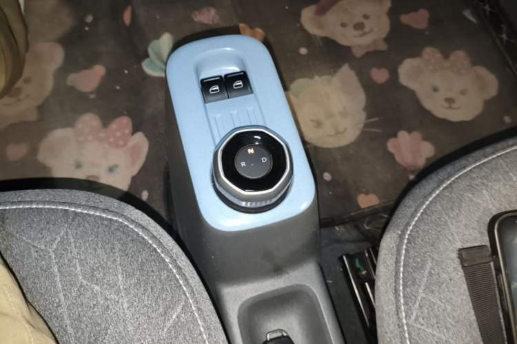 Used Geely Galaxy Panda 2023 Panda Mini 200km Endurance Bear Gear Lever