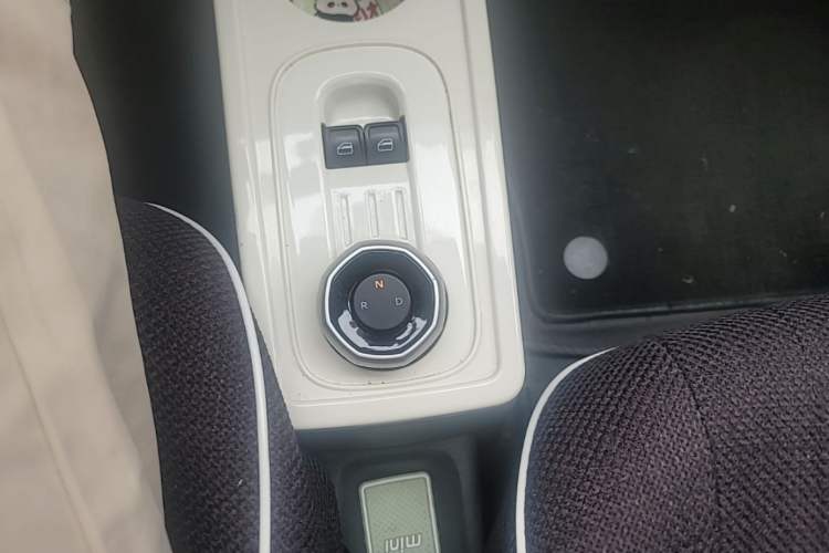 Used Geely Galaxy Panda 2023 Panda Mini 200km Endurance Bear Gear Lever