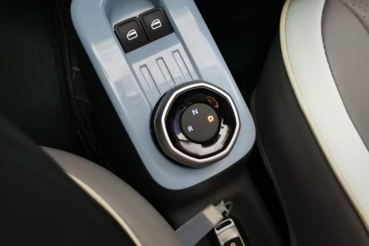 Used Geely Galaxy Panda 2023 Panda Mini 200km Endurance Bear Gear Lever