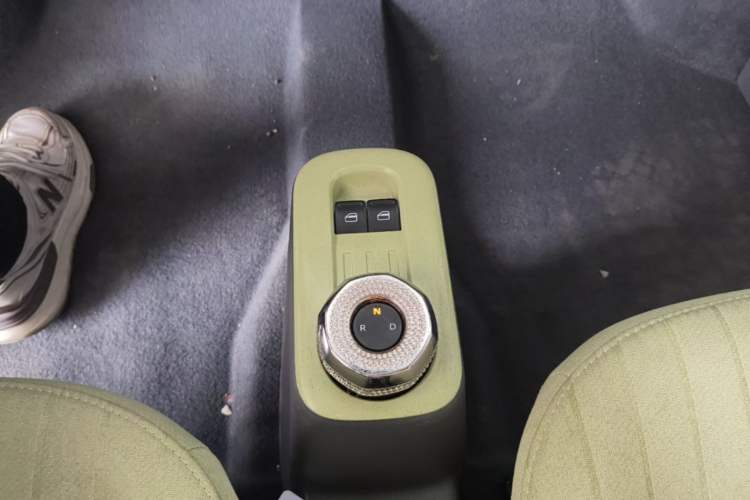 Used Geely Galaxy Panda 2023 Panda Mini 200km Endurance Bear Gear Lever