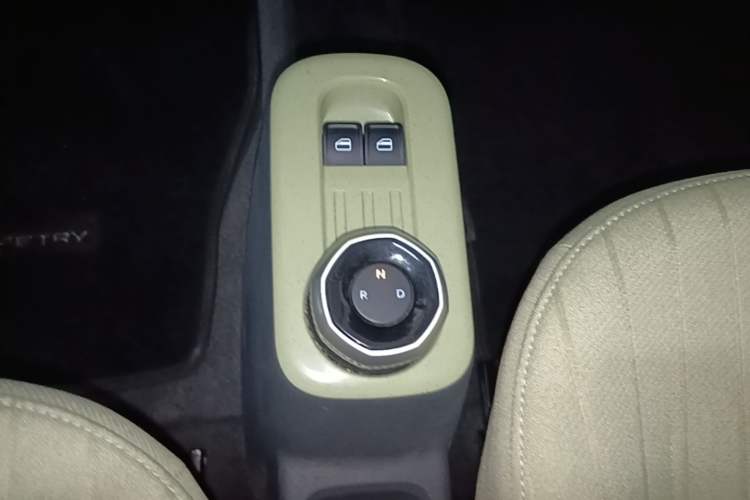 Used Geely Galaxy Panda 2023 Panda Mini 200km Endurance Bear Gear Lever