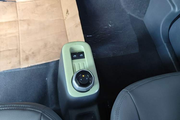 Used Geely Galaxy Panda 2023 Panda Mini 200km Endurance Bear Gear Lever