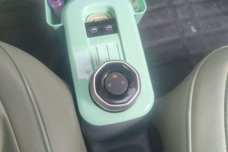 Used Geely Galaxy Panda 2023 Panda Mini 200km Endurance Bear Gear Lever