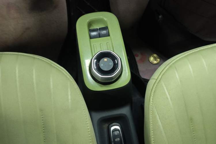 Used Geely Galaxy Panda 2023 Panda Mini 200km Endurance Bear Gear Lever
