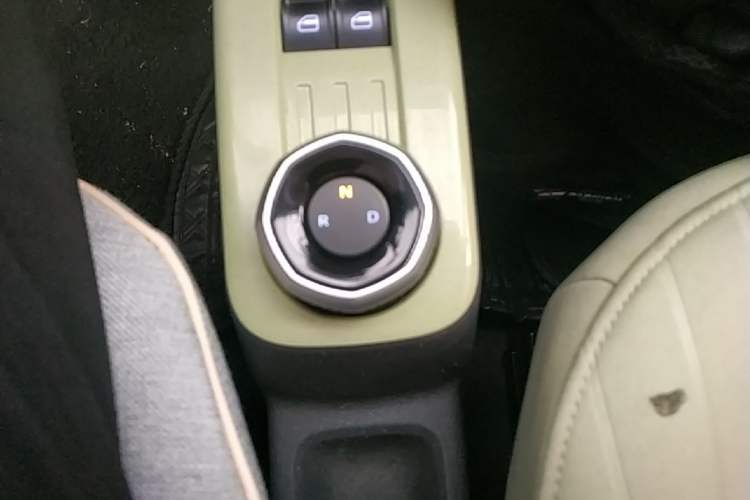 Used Geely Galaxy Panda 2023 Panda Mini 200km Endurance Bear Gear Lever