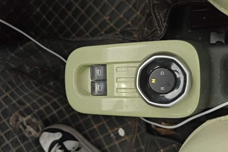 Used Geely Galaxy Panda 2023 Panda Mini 200km Endurance Bear Gear Lever