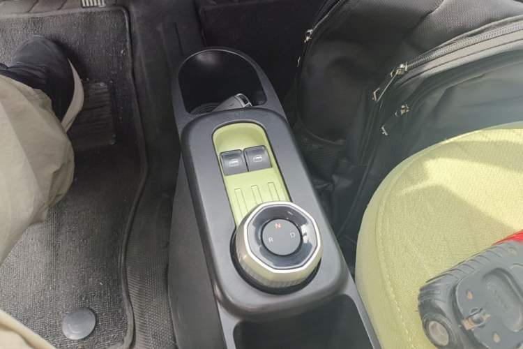 Used Geely Galaxy Panda 2023 Panda Mini 200km Endurance Bear Gear Lever