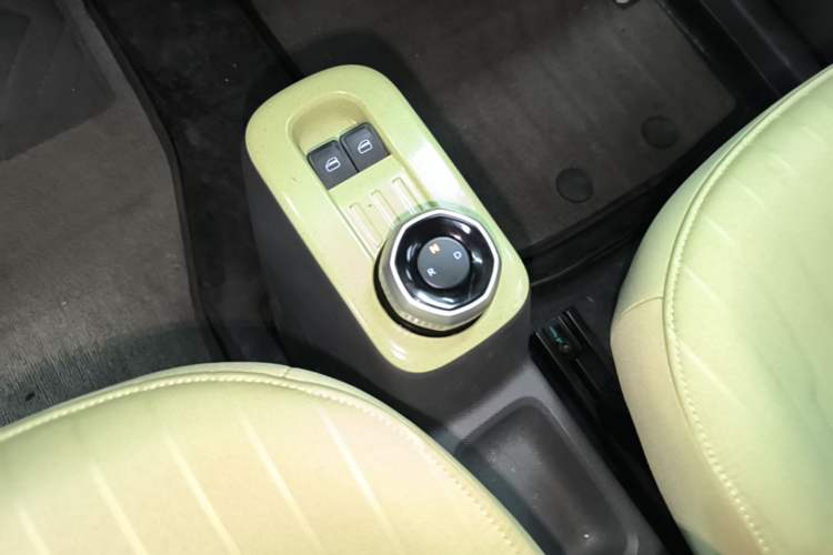 Used Geely Galaxy Panda 2023 Panda Mini 200km Endurance Bear Gear Lever