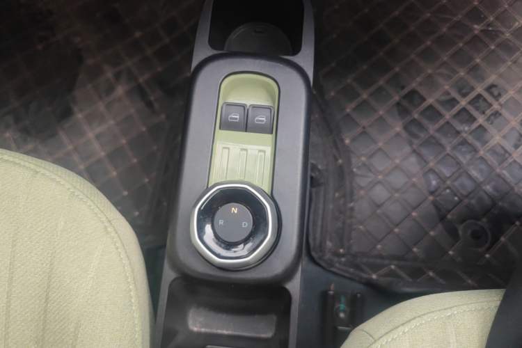 Used Geely Galaxy Panda 2023 Panda Mini 200km Endurance Bear Gear Lever