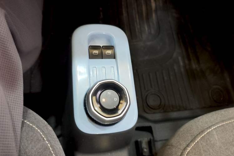 Used Geely Galaxy Panda 2023 Panda Mini 200km Endurance Bear Gear Lever