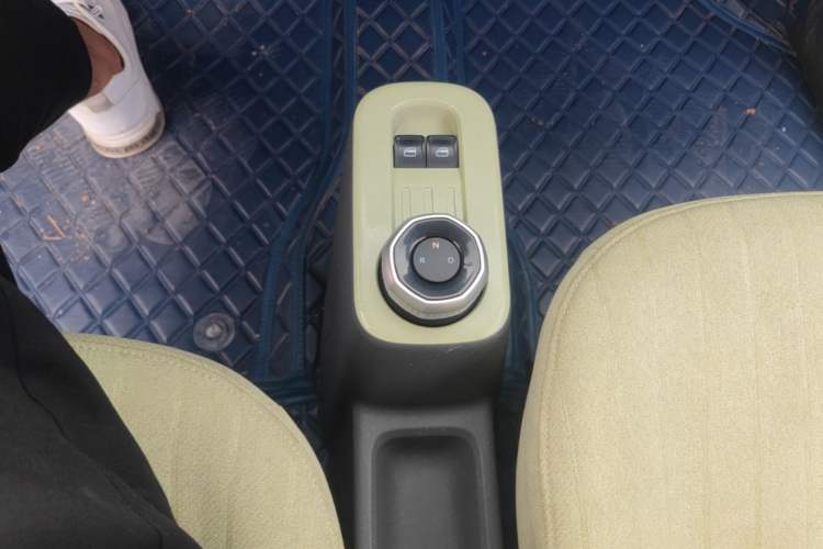 Used Geely Galaxy Panda 2023 Panda Mini 200km Endurance Bear Gear Lever