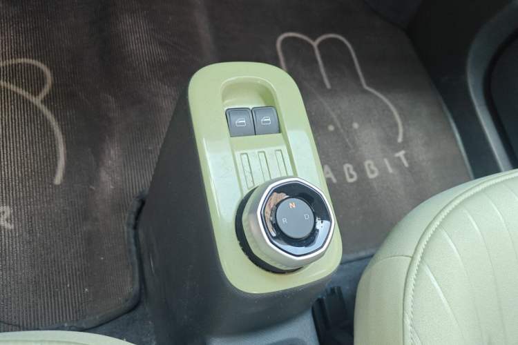 Used Geely Galaxy Panda 2023 Panda Mini 200km Endurance Bear Gear Lever