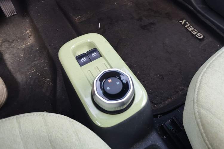 Used Geely Galaxy Panda 2023 Panda Mini 200km Endurance Bear Gear Lever