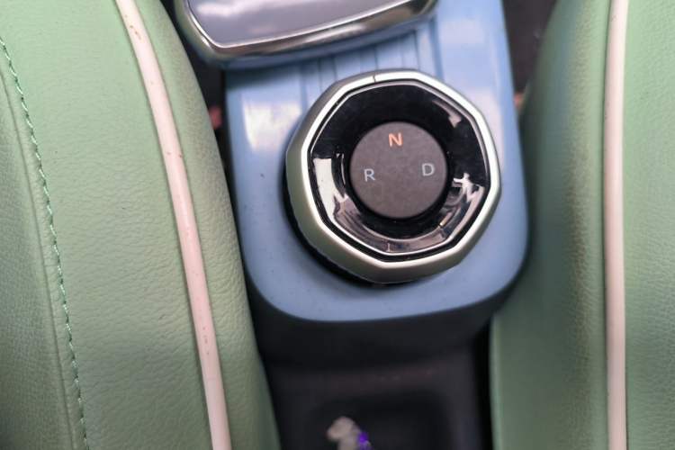 Used Geely Galaxy Panda 2023 Panda Mini 200km Endurance Bear Gear Lever