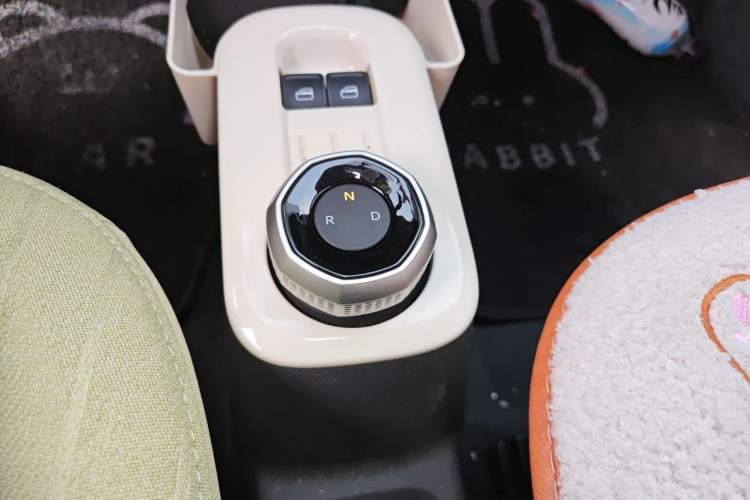 Used Geely Galaxy Panda 2023 Panda Mini 200km Endurance Bear Gear Lever