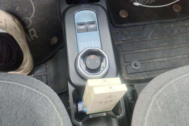 Used Geely Galaxy Panda 2023 Panda Mini 200km Endurance Bear Gear Lever