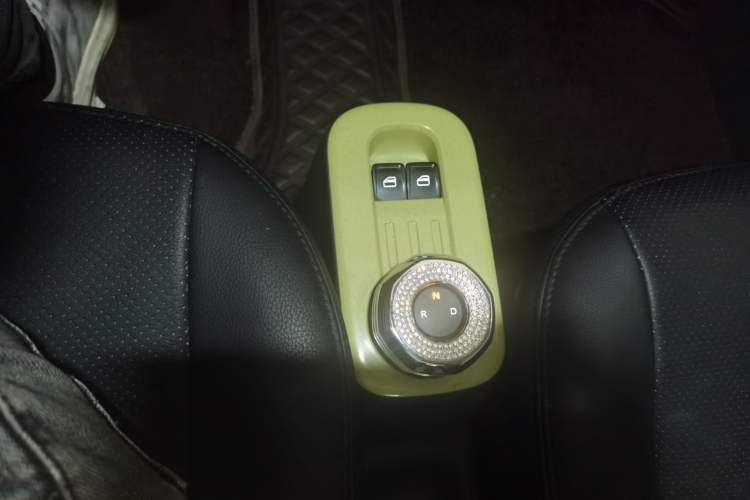 Used Geely Galaxy Panda 2023 Panda Mini 200km Endurance Bear Gear Lever